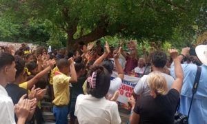 El proyecto cultural del centro Mixto de Cayamo y los visitantes se fundieron en el disfrute. 