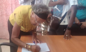 Trabajadores de Camagüey plasman su firma por la Patria.