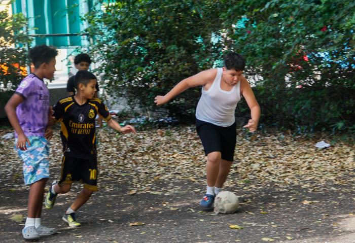 Juego de futbol de niños en el barrio. San Martín Nro. 3, en el Cerro.