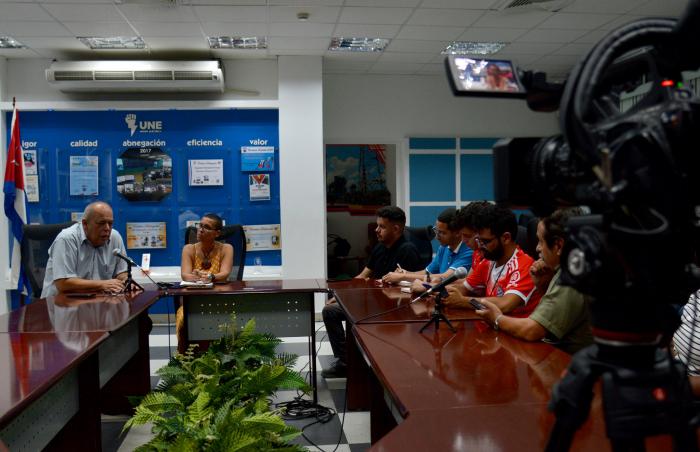 Vicente de la O Levy (I), titular del Ministerio de Energía y Minas, ofrece a la prensa cubana, pormenores sobre la actual situación electro energética en el país