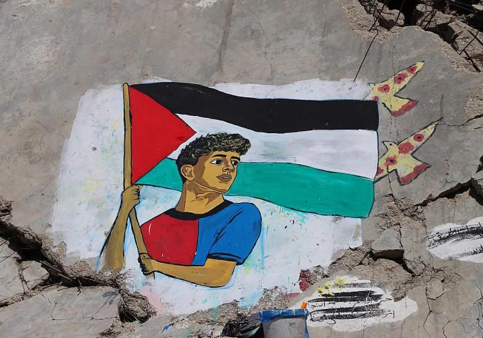 Artistas palestinos lo dibujaron con la bandera de ese país en un mural.