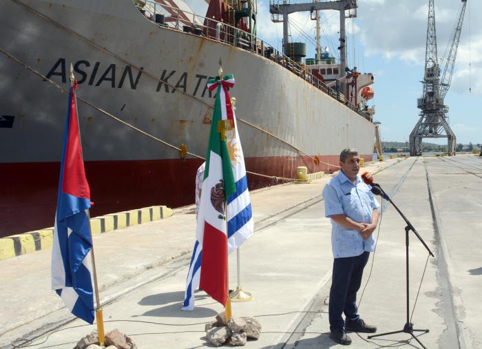 Duque con donacion humanitaria de los pueblos hermano Mexico e Uruguay al pueblo de Cuba.