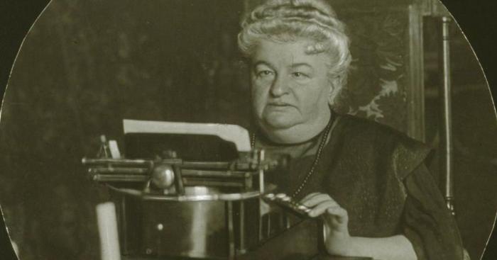 La escritora española Emilia Pardo Bazán, frente a su máquina de escribir