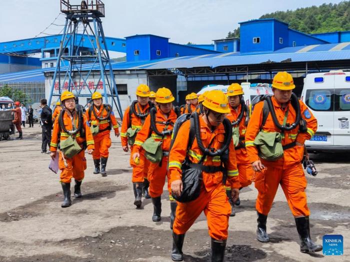 Rescatistas en la mina de carbón Liushenyu 