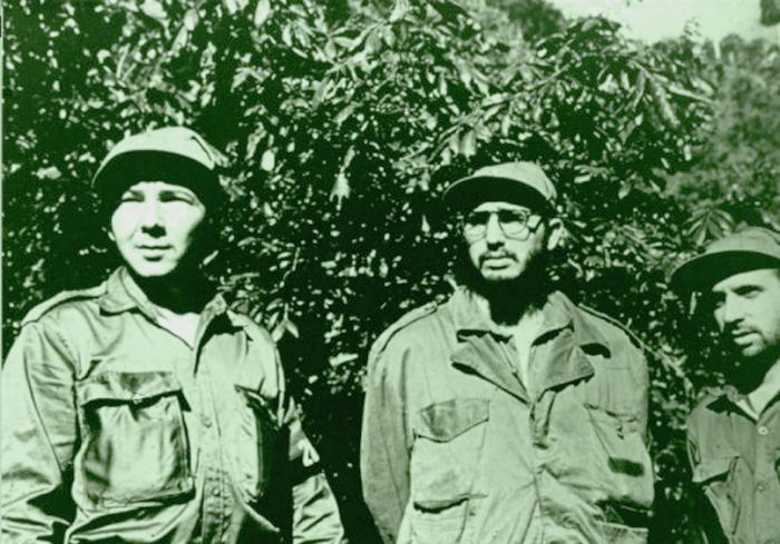Raúl Castro, Fidel Castro y René Ramos Latour (Daniel). en la Sierra Maestra.

Fid19178