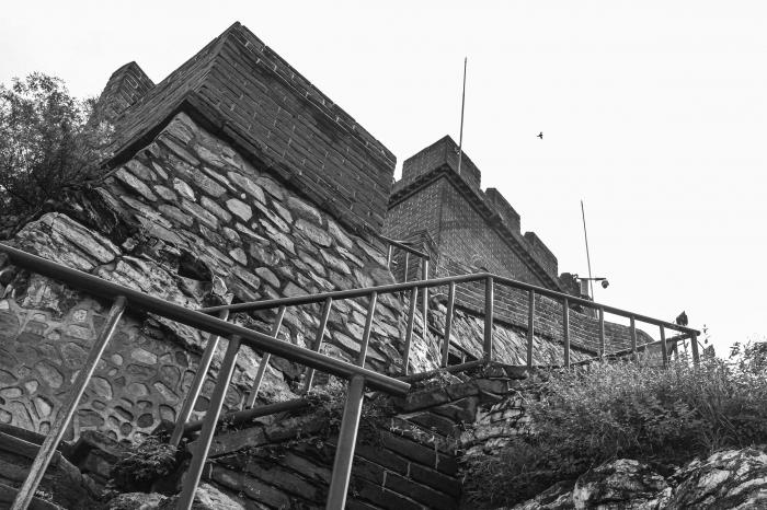 Los escalones no son iguales de alto, no pueden serlo si se hicieron con mezcla de piedra rústica y premura de la guerra.
