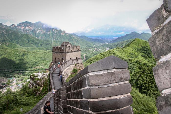 El Guardián de Beijing, le llaman a la Muralla abajo. Al fondo, parte de la ciudad capital.