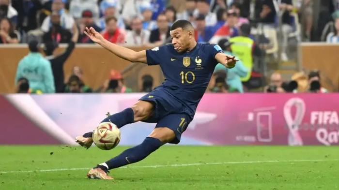 Kylian Mbappé lleva 12 goles con dos asistencias en 14 partidos de mundiales, y es uno de los dos jugadores con hat-trick en una final. foto: Getty Images	
