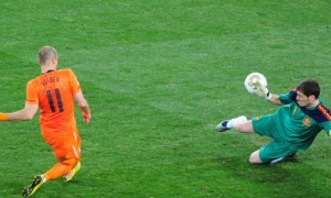  	Atajada de Iker Casillas a Arjen Robben