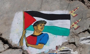 Artistas palestinos lo dibujaron con la bandera de ese país en un mural.