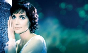 Enya, cantante irlandesa que convirtió la nostalgia en un reino sonoro