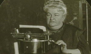 La escritora española Emilia Pardo Bazán, frente a su máquina de escribir