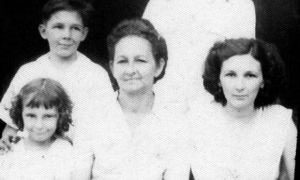 Raúl Castro junto a su madre Lina Ruz