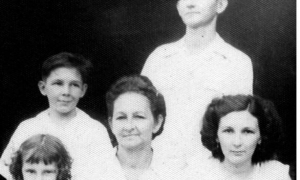 Raúl Castro junto a su madre Lina Ruz