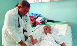 El doctor Lacerda no le pierde ni pie ni pisada a sus pacientes ingresados en la sala de neurocirugía del hospital Roberto Rodríguez, de Morón. FOTO DEL AUTOR