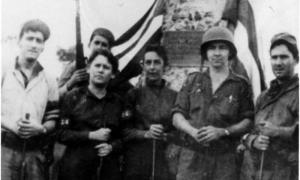 Raúl Castro en el pico turquino, junto a Ciro Redondo, Haydée Santamaría, Celia Sánchez y Julito Díaz González, detrás de Haydée, aparece Efigenio Ameijeiras. 