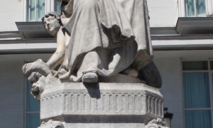 Monumento a Calderón de la Barca en Madrid.
