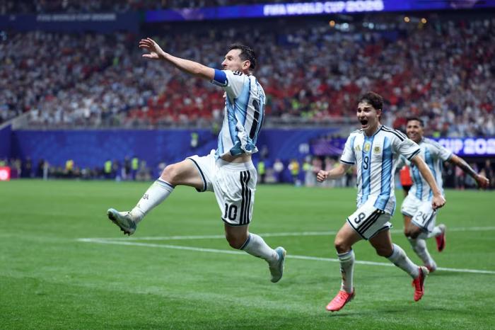 Lionel Messi volvió a cargar el equipo albiceleste al hombro.