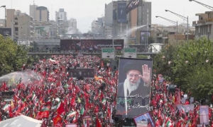 Millones de iraníes, en Teherán, y en otros lugares del país y otras naciones se han unido a las
multitudinarias manifestaciones, de recuerdo y despedida de Ali Jamenei. FOTO: REUTERS