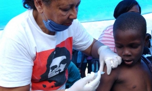 Vacunación contra el tétano a la población haitiana en un campamento de refugiados