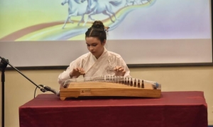 Cindy Piñón Chirino en su interpretación del guzheng, un instrumento típico de la cultura china, en la competencia final del concurso. 