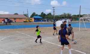 El nuevo complejo deportivo fue inaugurado con un partido de fútbol protagonizado por niños amantes de esa disciplina.