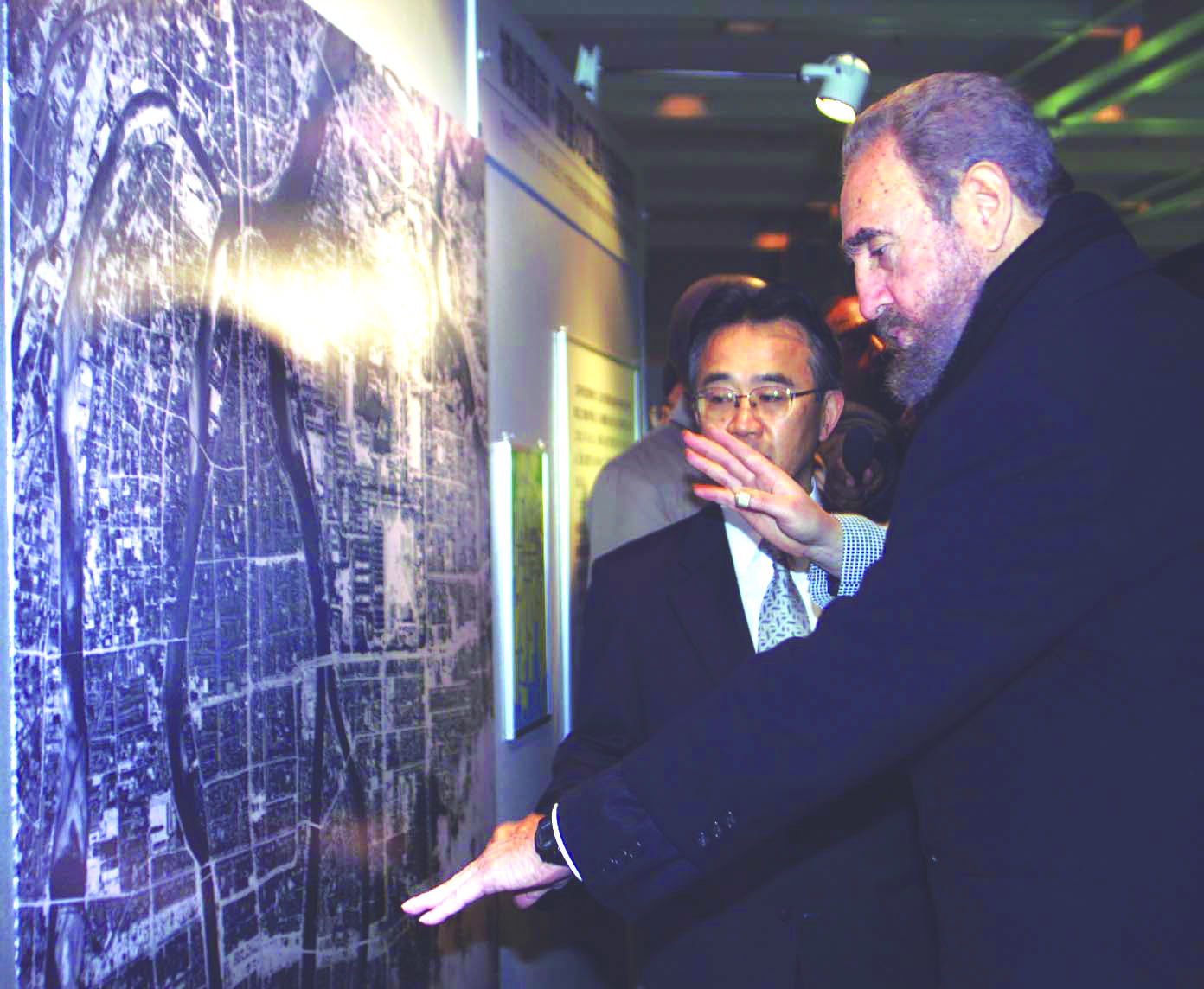 Hiroshima.Japon
3/Marzo/2003
El Presidente Cubano Fidel Castro Ruz realizo un recorrido por el museo de Hiroshima,en el cual recibio una amplia explicacion acerca del holocausto.
Foto.Pablo PILDAIN. (hiro14)

Fid10887