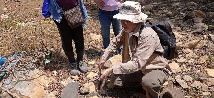 El doctor Reinaldo Rojas Consuegra analiza muestras de las deformaciones en las rocas identificadas en Viñales, causadas por el impacto del asteroide de Chicxulub