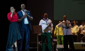 Concierto de los dominicanos Johnny Ventura, Maridalia y la orquesta La Gallera, bajo la direccion del maestro Jochy Sánchez, en el Teatro Heredia de Santiago de Cuba y como parte del 35 Festival del Caribe.