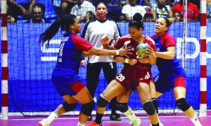La defensa central fue clave para detener los ataques rivales. FOTO: RICARDO LÓPEZ HEVIA, ENVIADO ESPECIAL