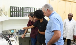 Díaz-Canel resaltó el tremendo talento que hay en esta institución, el cual, acotó, debería ser más empleado. FOTO: ESTUDIOS REVOLUCIÓN
