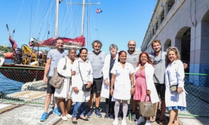 Acto de Recibimiento del Velero Open  Arms.Oscar Camps, coordinador de la ONG Open Arms y tripulantes del velero posan junto al personal medico de los hospitales Juan Manuel Marquez y el instituto de nefrologia
