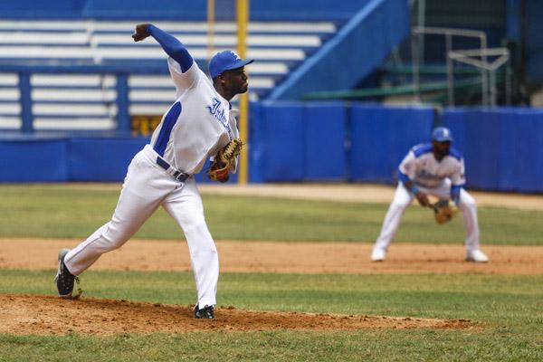 Fernando Betanzo Marrero , lanzador (pitcher) del equipo de Industriales, durante el juego contra el equipo )
