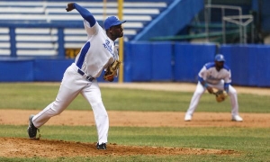 Fernando Betanzo Marrero , lanzador (pitcher) del equipo de Industriales, durante el juego contra el equipo )