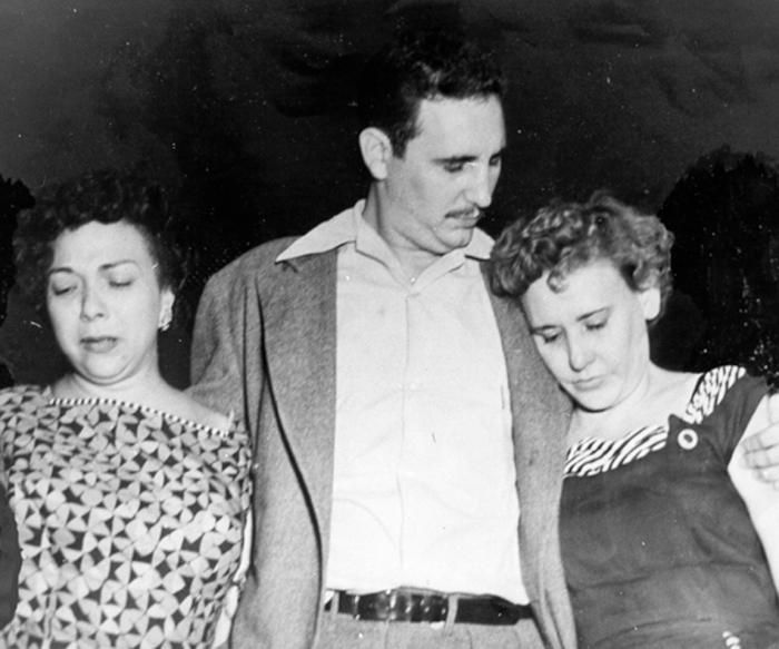 A la salida del Presidio Modelo Fidel se abraza con Haydee y Melba.