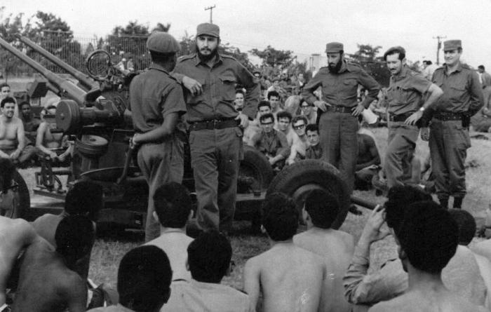 El Comandante en Jefe visita los emplazamientos artilleros y conversa con los combatientes durante los días de la crisis. 