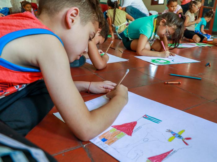 Escuela Primaria Frank País García municipio Plaza de la Rev. Los niós pintan por la Paz