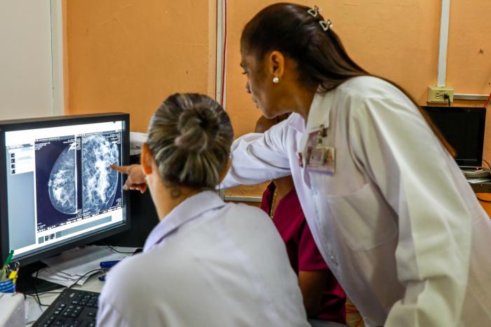 Acto por el Día Mundial de lucha contra el cancer de mama en el Instirtuto Nacional de oncología y radiología.