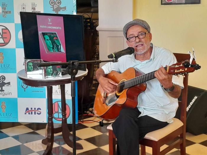 El trovador cantó uno de las obras incluidas en el nuevo fonograma.