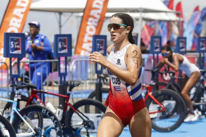  	
Isabel Rodríguez detuvo el reloj en 1:04:32 horas.