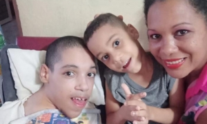 A pesar de todo, la sonrisa no se borra de los rostros de la madre y sus hijos. FOTO CORTESÍA DE LA ENTREVISTADA