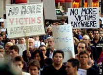 Aviones de guerra y tropas norteamericanas se movilizan hacia la zona del Golfo P�rsico, a la par que crecen en Estados Unidos y otras naciones las manifestaciones convocando a preservar la paz.