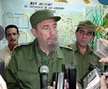 Fidel en el Estado Mayor de la Defensa Civil de Cienfuegos, una de las provincias m�s da�adas por el fen�meno meteorol�gico.