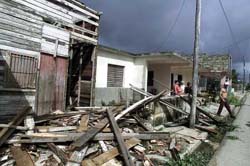 Vivienda destruida en la ciudad de Col�n, provincia de Matanzas por cuya costa sur penetr� el hurac�n Michelle.