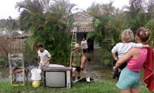 Miles de cubanos que corr�an peligros fueron evacuados y albergados en centros condicionados por las autoridades y muchos de ellos acogidos en las viviendas de sus vecinos y familiares.             