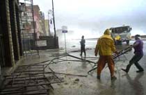 Cuando ces� el peligro para la vida y a�n bajo la lluv�a, los cubanos comenzaron a reconstruir y poner cada cosa en su lugar