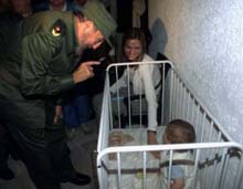 Fidel  comparti� con turistas de todo el mundo evacuados hacia lugares m�s seguros en La Habana y el balneario de Varadero quienes agredecieron la preocupaci�n del Jefe de Estado cubano.