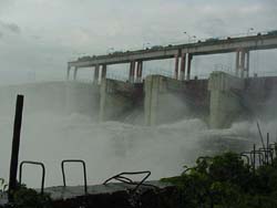 Una estricta vigilancia y control se mantuvo sobre los numerosos embalses que tiene el pa�s. La foto corresponde al aliviadero de la Presa Zaza, la mayor de la naci�n.