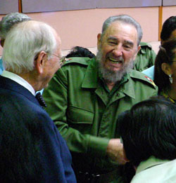 Fidel conversa con el acadmico norteamericano Robert Dahl y otros participantes. Foto: ALBERTO BORREGO