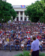 Felipe Prez Roque, ministro de Relaciones Exteriores, en un encuentro con cientos de estudiantes de la Universidad de La Habana efectuado en la Plaza Ignacio Agramonte del mximo centro docente. Foto: JUVENAL BALN